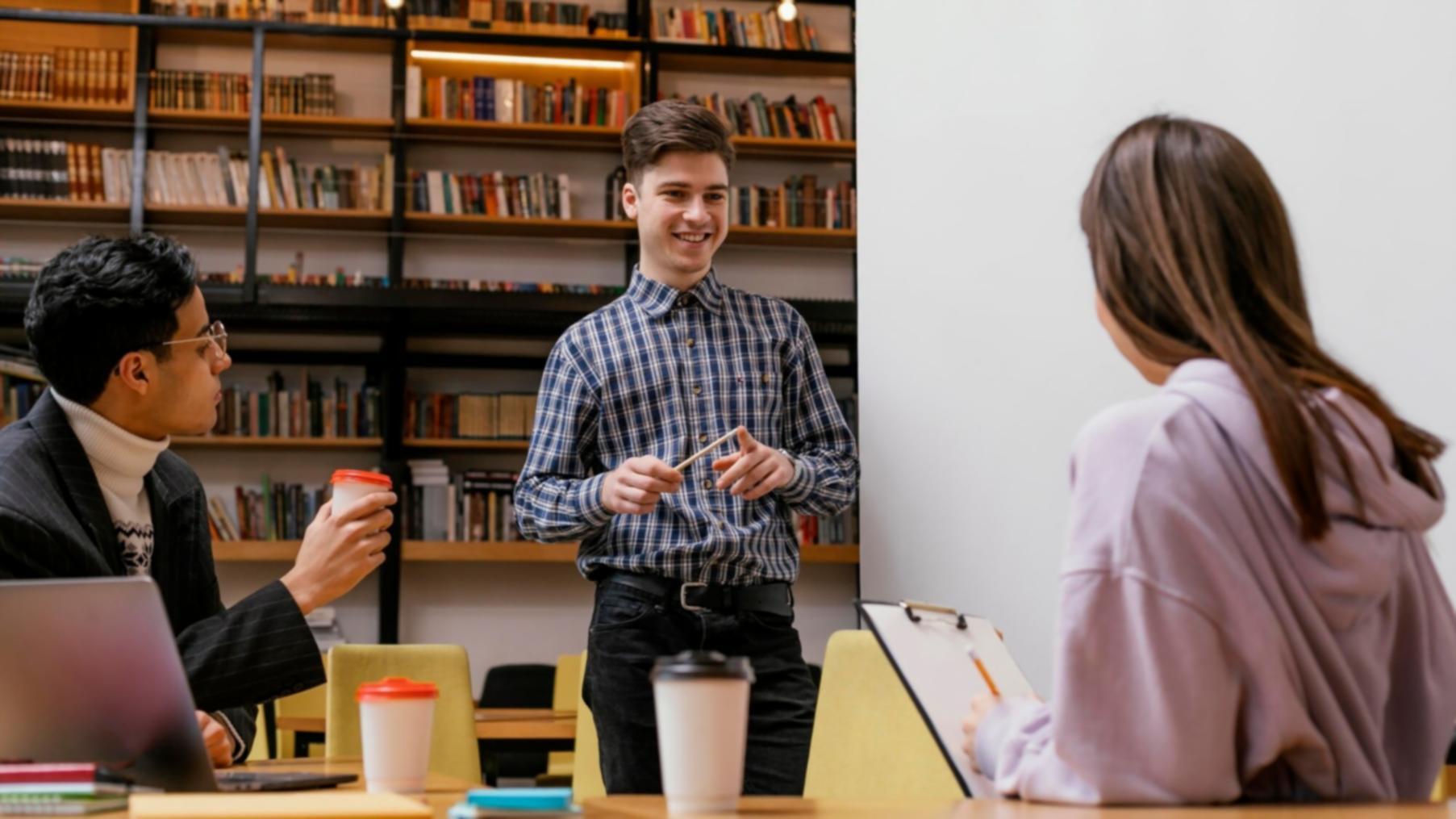 Equipo de analistas trabajando en proyecciones financieras