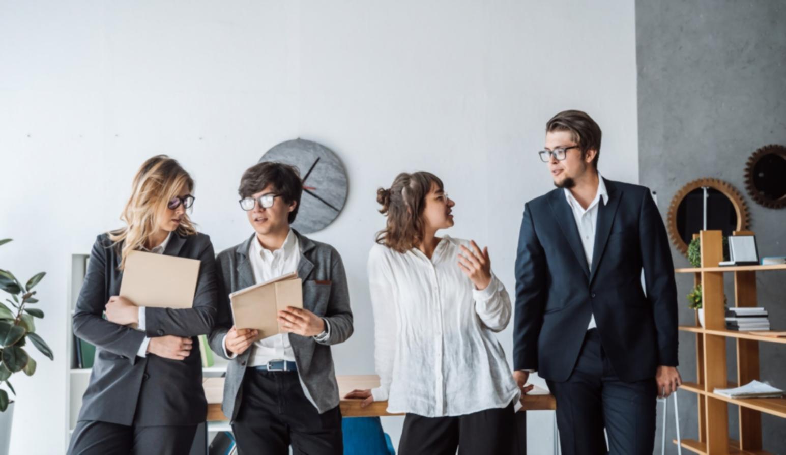 Equipo de brytavionex trabajando en análisis financiero estratégico